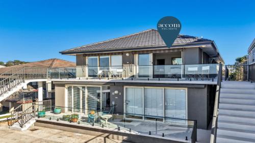 Instalaciones, On The Beach #13 Beachfront, Ocean Views Accom Holidays in Terrigal