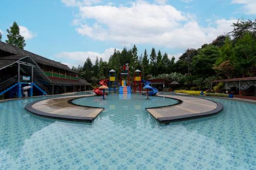 Swimming pool, Barusen Hills By BHATARA in Pasirjambu