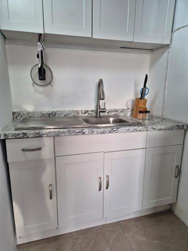 Burwood Breeze Retreat 5 mins to beach AC WiFi in Corral Spring