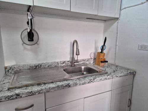 Burwood Breeze Retreat 5 mins to beach AC WiFi in Corral Spring
