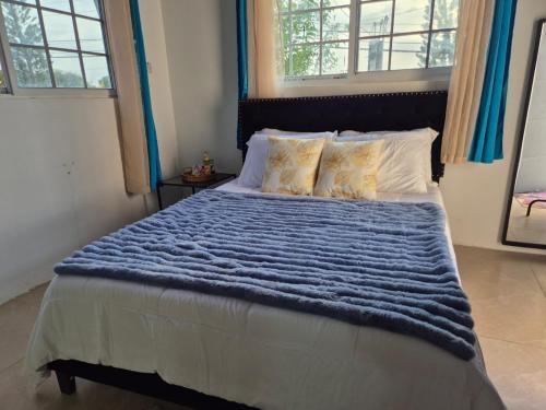 Burwood Breeze Retreat 5 mins to beach AC WiFi in Corral Spring