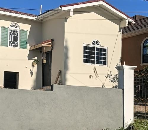 Burwood Breeze Retreat 5 mins to beach AC WiFi in Corral Spring