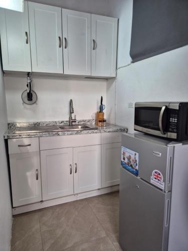 Burwood Breeze Retreat 5 mins to beach AC WiFi in Corral Spring