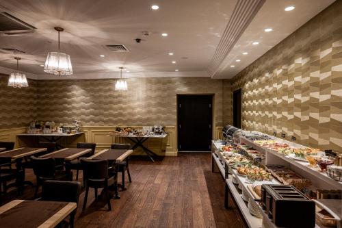 Makanan dan Minuman, Opera Hotel in Riga