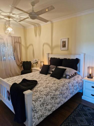 Vibrant & Vintage B & B in Cambooya