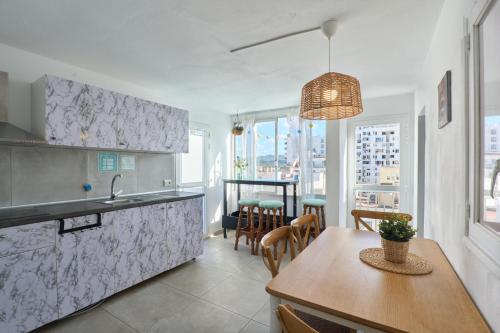 Kitchen, Hostal Cisne by Nest in Ibiza