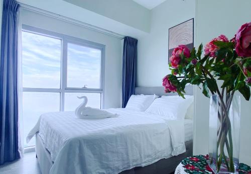 Bed, Luxurious 3 bedrooms HighRise Oceanfront Near Manila Airport Okada Solaire Casino MOA with Parking in Parañaque