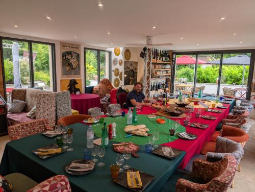 Hostelry Domaine, restaurant & piscines privés (Hostelry Domaine, restaurant & piscines prives) in Charbonnieres-les-Bains