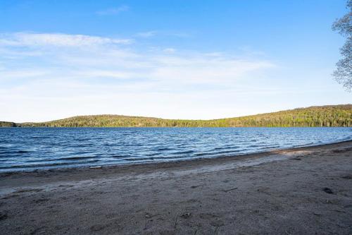 Kilátás, Sandy Shores Cabin on Lake St Peter with Fire Pit and BBQ in Lake Saint Peter (ON)