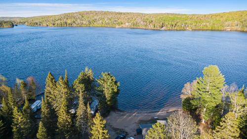 Kilátás, Sandy Shores Cabin on Lake St Peter with Fire Pit and BBQ in Lake Saint Peter (ON)