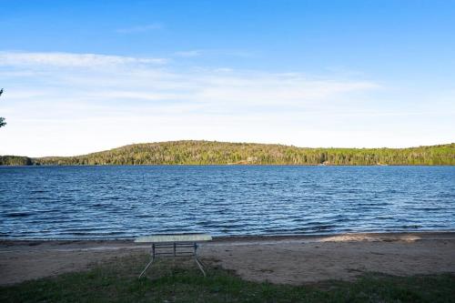 Sandy Shores Cabin on Lake St Peter with Fire Pit and BBQ – khách sạn tại South Algonquin (ON)