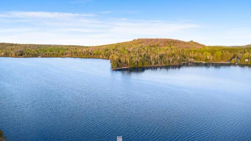Kilátás, Sandy Shores Cabin on Lake St Peter with Fire Pit and BBQ in Lake Saint Peter (ON)