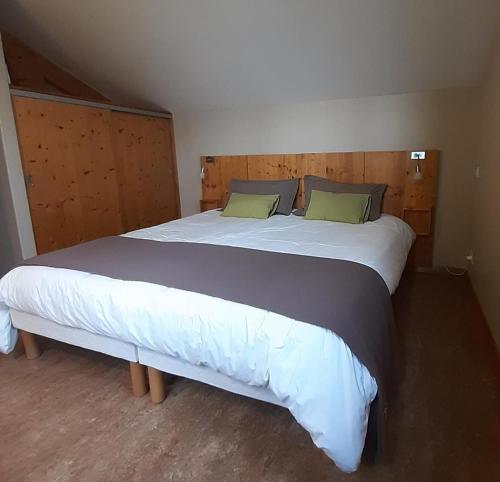 Sous le figuier in Les Noes-pres-Troyes (Alsace)