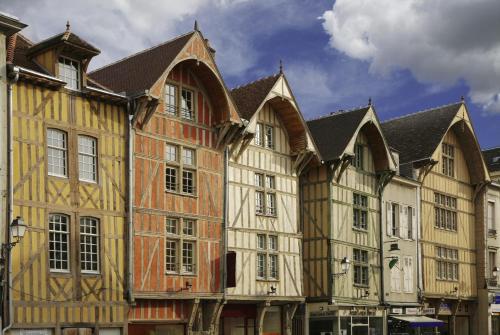 Sous le figuier in Les Noes-pres-Troyes (Alsace)