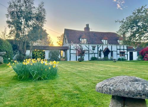 Luxury 16th Century 4-Beds Tudor Cottage in Dorridge