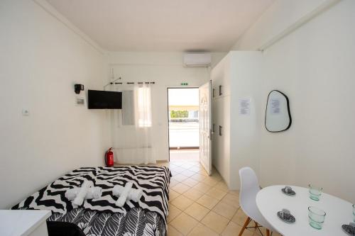 Aspro-Homes 2 in Mpournias