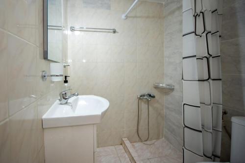 Aspro-Homes 2 in Mpournias