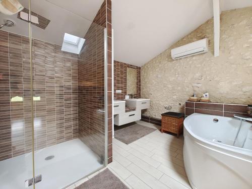 Shower, Domaine Ghislaine farm and cottage 12p with pool in Vares