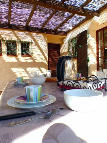 Family cottage facing the sea - image 4