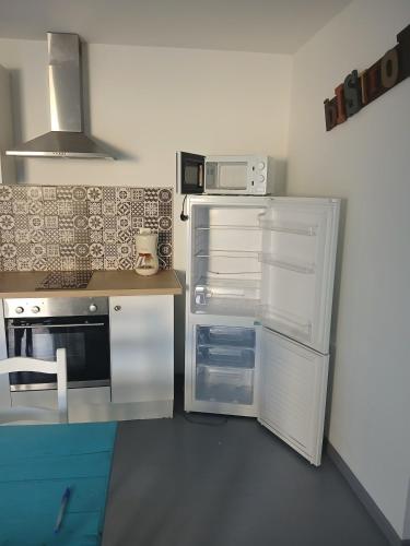 Studio pour 2 personnes tout équipé (Studio pour 2 personnes tout equipe) in Sentelie