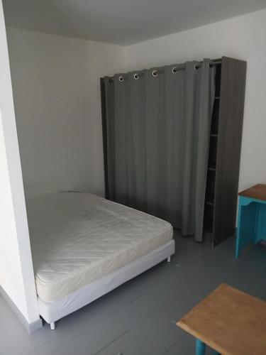 Studio pour 2 personnes tout équipé (Studio pour 2 personnes tout equipe) in Sentelie