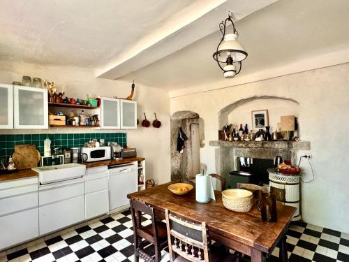 Chambres 6 personnes Maison Saint Jean in Château-Chalon