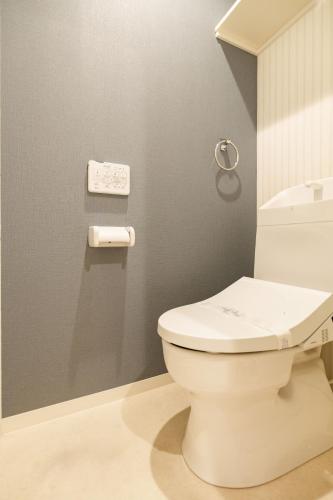 天下茶屋徒歩圏内 花園町駅徒歩3分 難波 梅田に直通 トイレと浴室付き まるまる貸切 部屋35平 303室 in 西成區