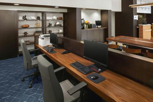 Courtyard by Marriott Fishermans Wharf - image 34