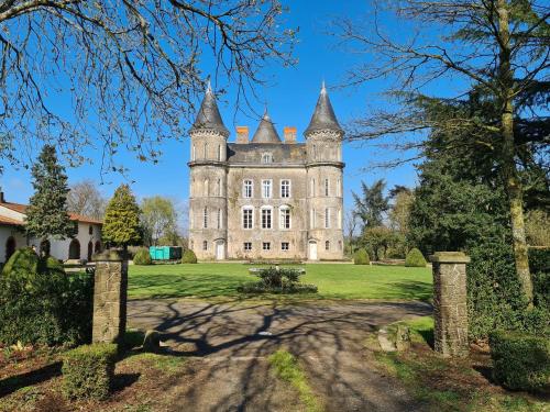 Château Doré les Tours - Appartement Renard - Proche Puy du Fou (Chateau Dore les Tours - Appartement Renard - Proche Puy du Fou) in Montfaucon-Montigné