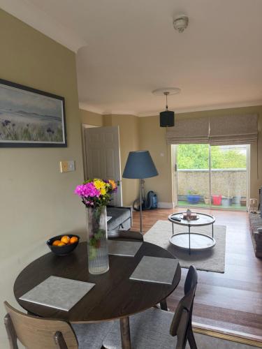 Cosy 1 bedroom apartment near Sea & Barna Woods in Barna