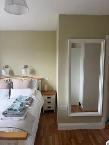 Cosy 1 bedroom apartment near Sea & Barna Woods in Barna