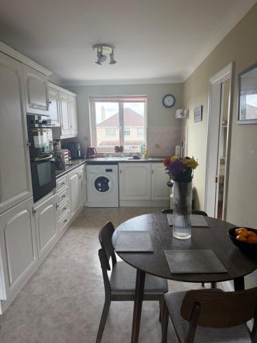 Cosy 1 bedroom apartment near Sea & Barna Woods in Barna