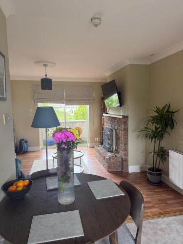 Cosy 1 bedroom apartment near Sea & Barna Woods in Barna