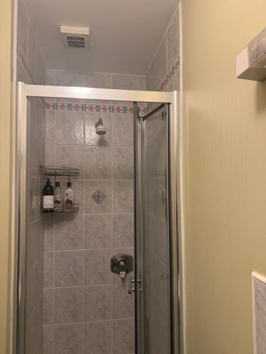 Cosy 1 bedroom apartment near Sea & Barna Woods in Barna