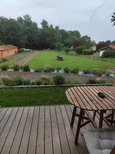 Cabane des Roches à 2 min de Vulcania - Calme et Nature (Cabane des Roches a 2 min de Vulcania - Calme et Nature) in Saint-Ours (Auvergne)