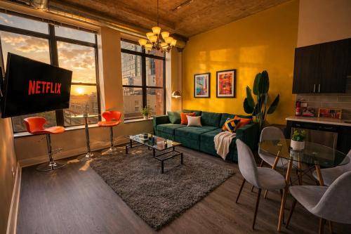 McCormick 2Br-2Ba family unit for up to 8 guests with Optional Parking & Gym access in Chicago, USA