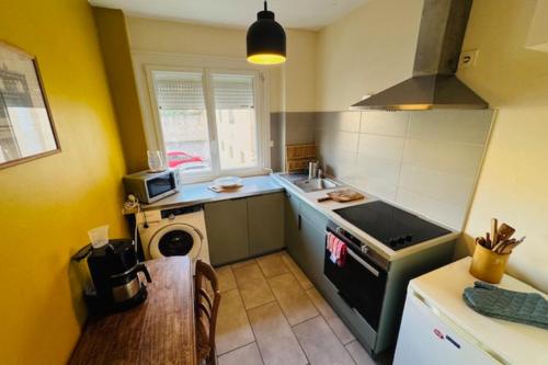 Cozy flat near downtown - image 3