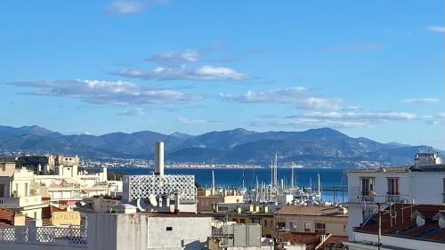2P moderne avec terrasse et vue mer in Other