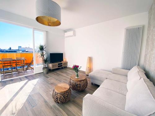 2P moderne avec terrasse et vue mer in Other
