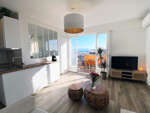 2P moderne avec terrasse et vue mer in Other