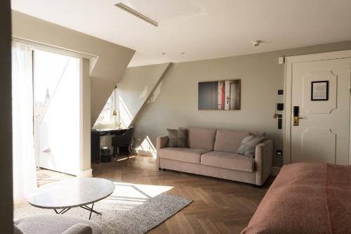 1 queen bed, 1 sofa bed