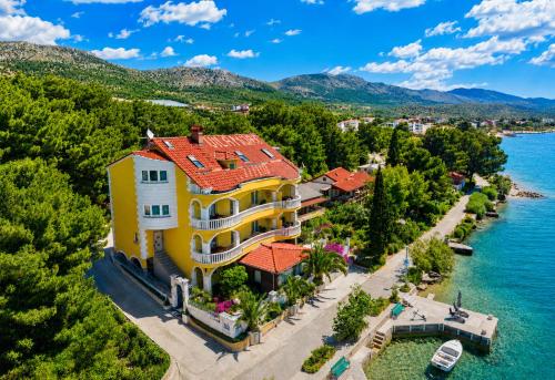 Vila More – khách sạn tại Grebastica