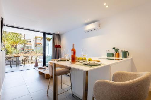 Brand New With Pool, Beach, Wifi And Garden