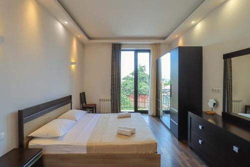 Spacious Sololaki 2BR with Balcony - by Wehost in Tbilisi