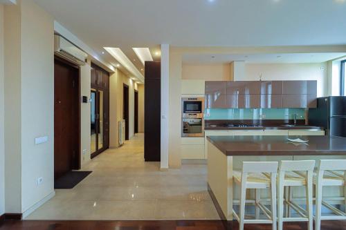 Spacious Sololaki 2BR with Balcony - by Wehost in Tbilisi