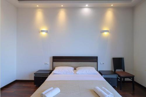 Spacious Sololaki 2BR with Balcony - by Wehost in Tbilisi