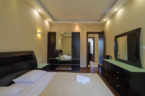 Spacious Sololaki 2BR with Balcony - by Wehost in Tbilisi