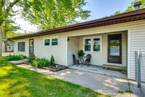Shop, Dine, Walk to Houghton Lake! Family Getaway in Houghton Lake (MI)