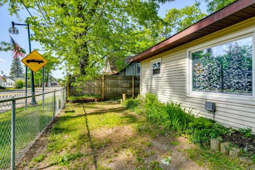 Shop, Dine, Walk to Houghton Lake! Family Getaway in Houghton Lake (MI)
