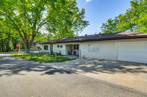 Shop, Dine, Walk to Houghton Lake! Family Getaway in Houghton Lake (MI)